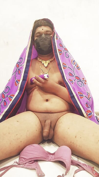 아내의 섹스 토이와 브래지어와 사리 핫한 섹스 비디오를 즐기는 디팔리 쉬멜