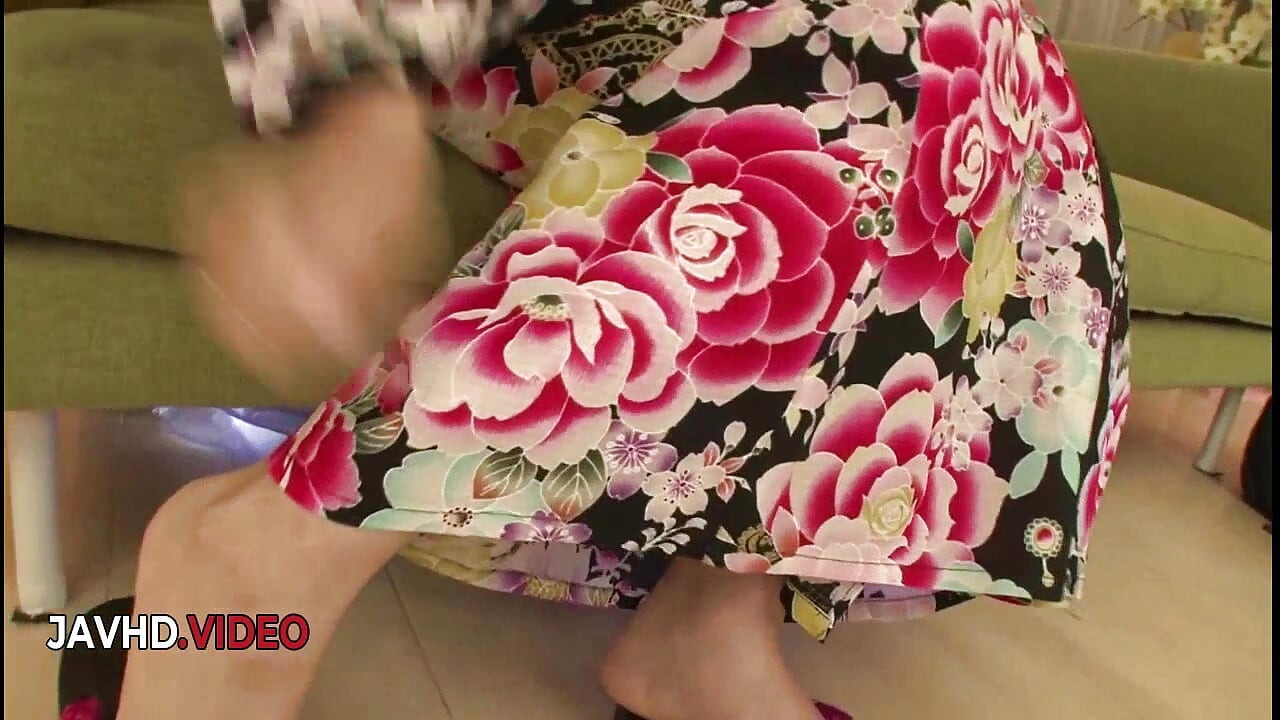 Milf asiatică fierbinte Manami Komukai în acțiune sălbatică de trio