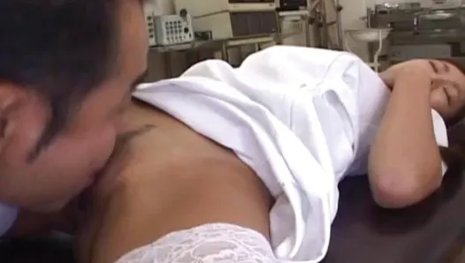 Медсестру Erena Fujimori трахает пациентка - больше на hotajp.com