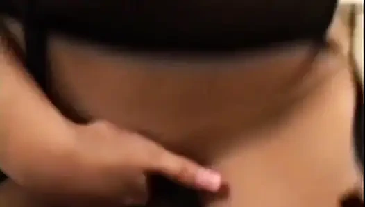 Güzel genç amcık ağzına boşalana kadar büyük siyah yarakla eğleniyor