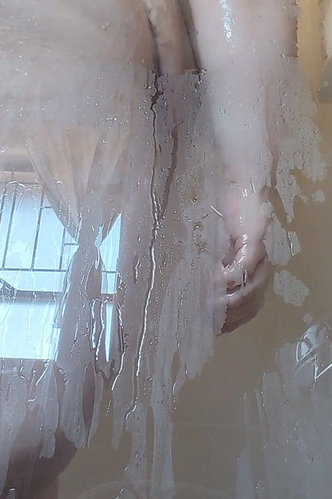 第一人称视角：你在看着我偷偷洗澡