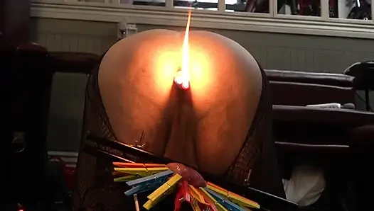 Ball vice humbler und wäscheklammer-CBT mit heißem Wachs im Kerker von lady Diva rohrstock