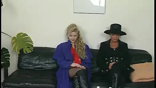 Blondes schätzchen und reife brünette in wilden dreier-spaß