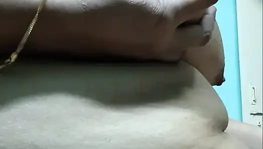 Shivangi si cewek semok india lagi asik masturbasi pakai jarinya sampai muncrat