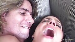 Après s’être fait baiser sur le balcon, Monica Mattos entre à l’intérieur pour recevoir son creampie anal