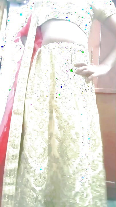 Indian Gay Crossdresser Gaurisissy se simte excitat în Golden Lehanga