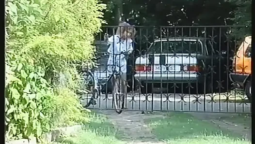 Lockiges blondes teen gibt blowjob und bekommt ihren engen arsch gefickt