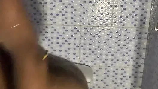 Ateşli zenci hatun banyoda tek başına