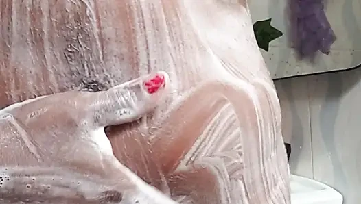 Cewek sange ini lagi asik muasin memeknya di kamar mandi sampai orgasme bergiliran!