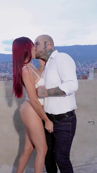 Očaravajući trenutak iz "Zidara koji je došao na posao... i na kraju me snažno udarila o zid."