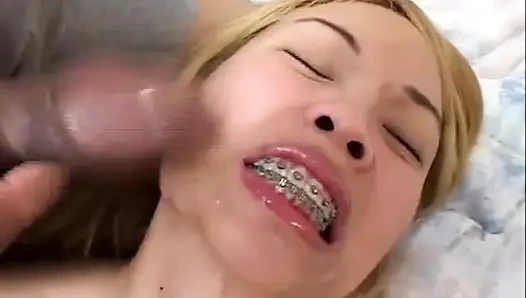 Seksi büyük memeli sarışın Asyalı amcık yatak odasında sikişiyor... ağzına boşalma