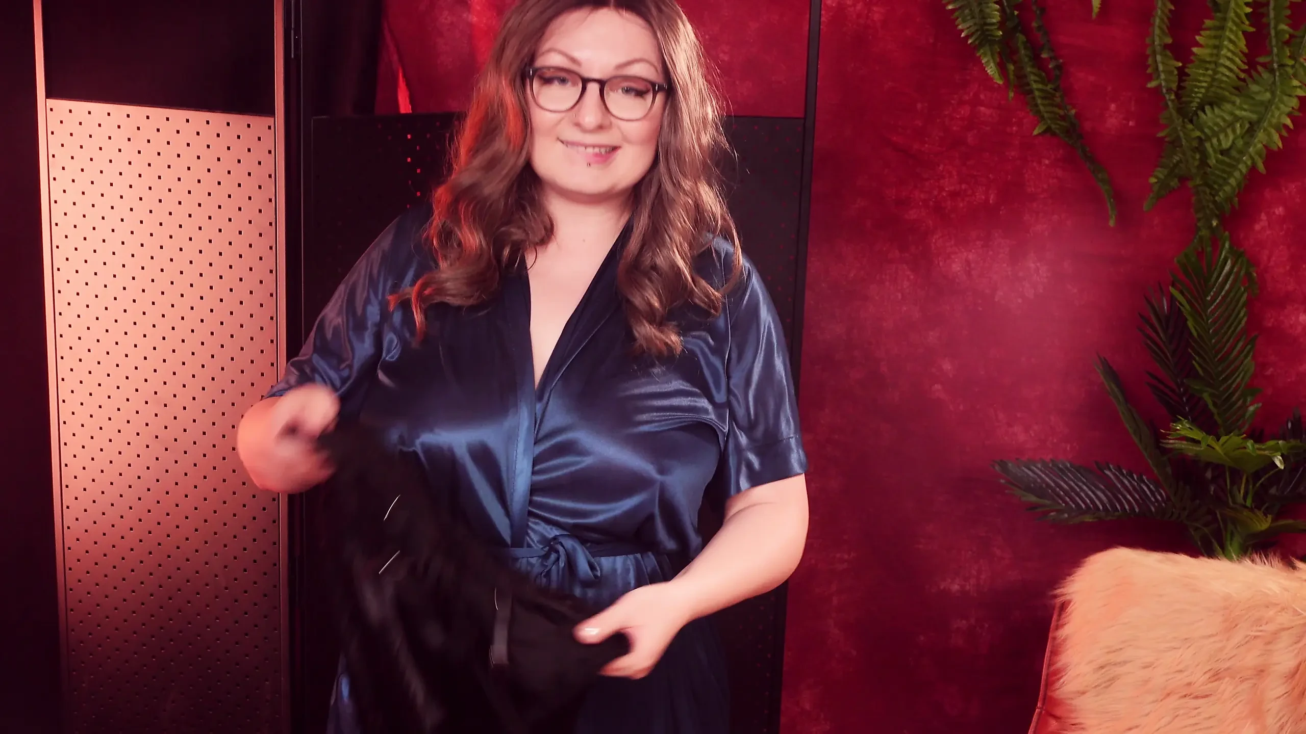Probare de rochie neagră mini. Dantelă, satin și Încredere. Arya Grander