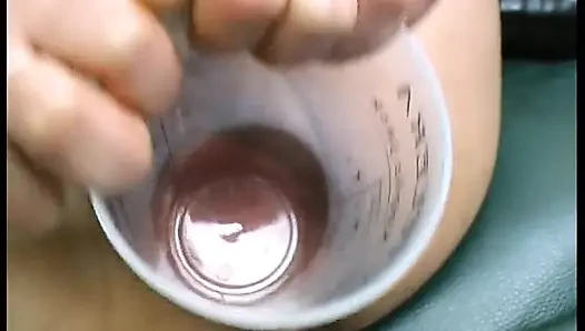 Çoraplı esmer seks oyuncakları, yemek ve şişelerle deliklerini baştan çıkarıyor