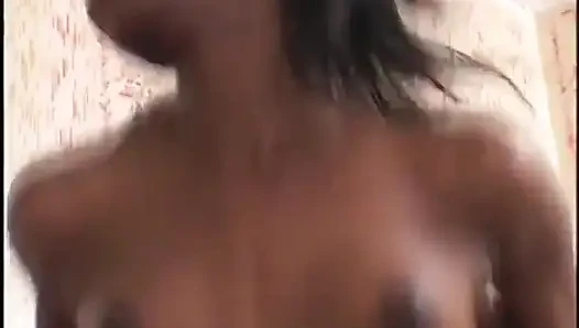 Gadis kulit hitam datang dan membiarkan pria kulit putih jilat memeknya setelah dia bugil