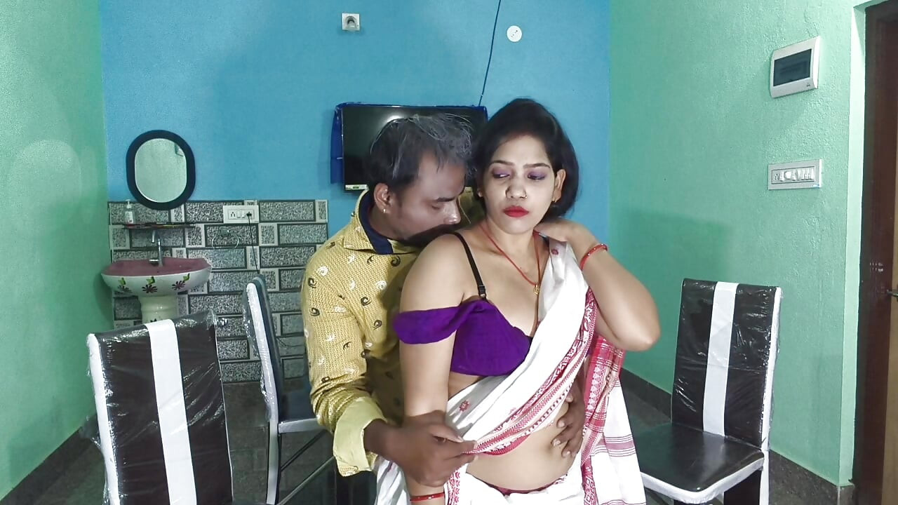 Hot Indian Milf Bhabhi secret romantic sex with room owner! Cum inside the pussy