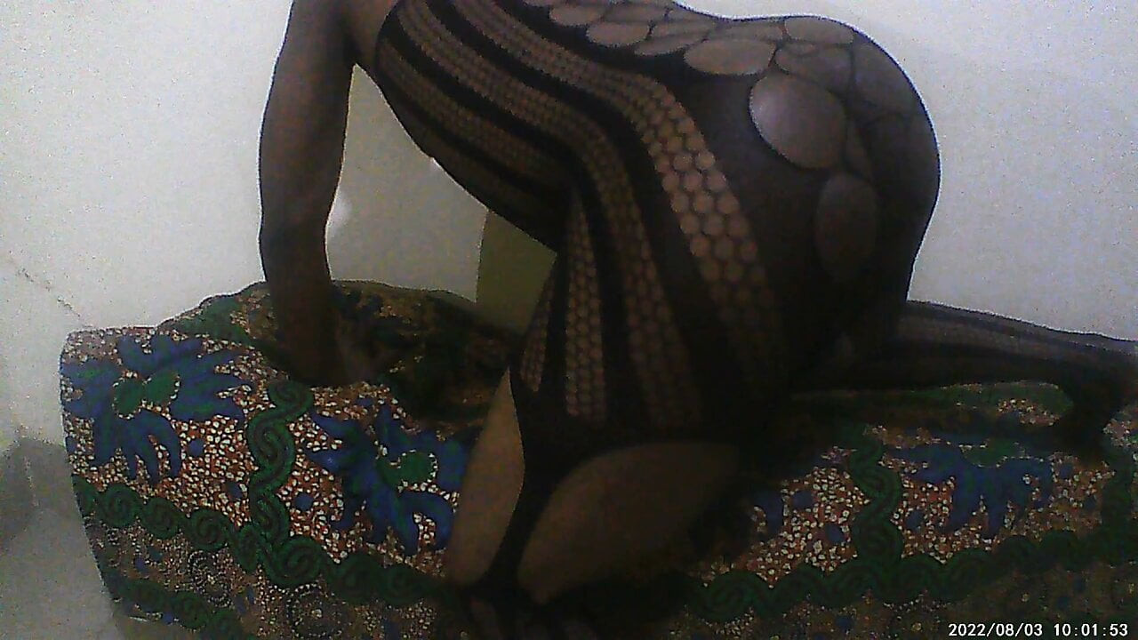 Soțul sexy poartă soție plasă din dantelă și pozează la cameră după muncă