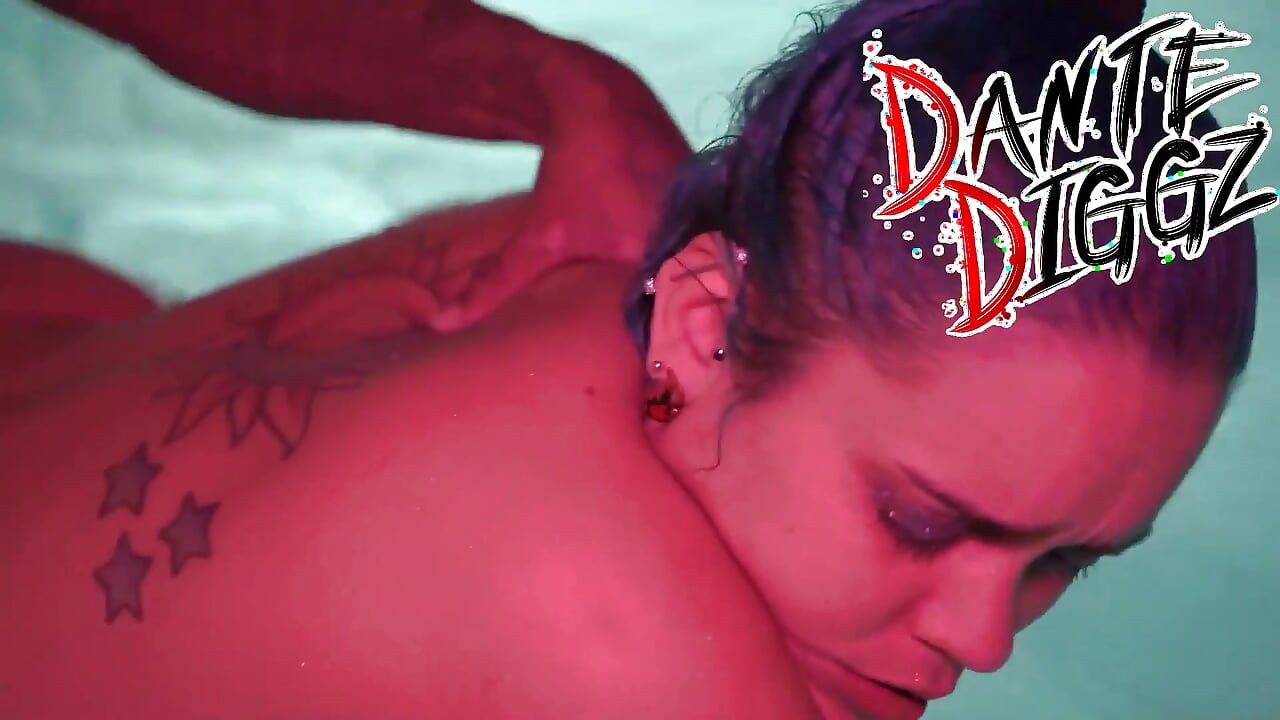 Latina bbc freak jenny picante vai para uma festa na piscina e acaba recebendo dupla equipe de 2 BBC