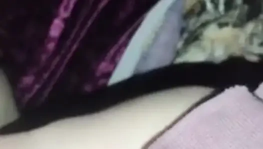 пальцами, мастурбирует в домашнем видео