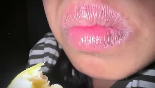 Ich steckte eine Banane in meinen sinnlichen mund, während ich morgens geil war - das ist mein alltag, morgenroutine