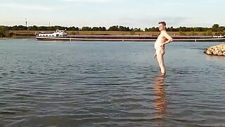 Si masturba sulla spiaggia del fiume