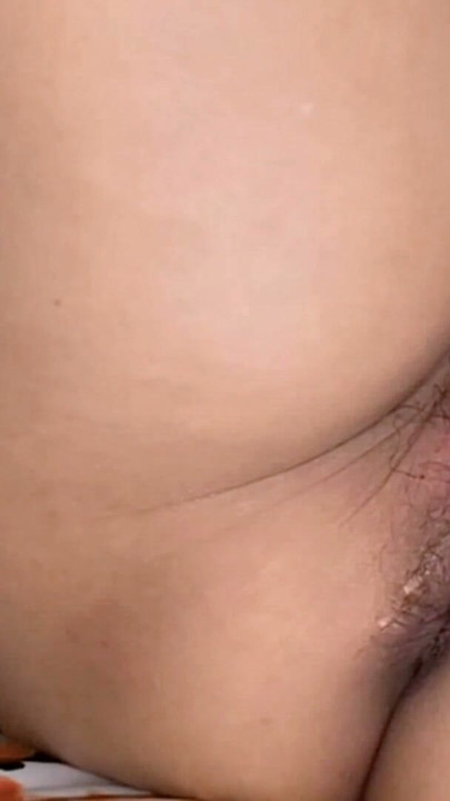 Bătrânii se distrează satisfăcându-și pizda cu un vibrator nou și apoi cu o jucărie sexuală nouă. | Clip 1
