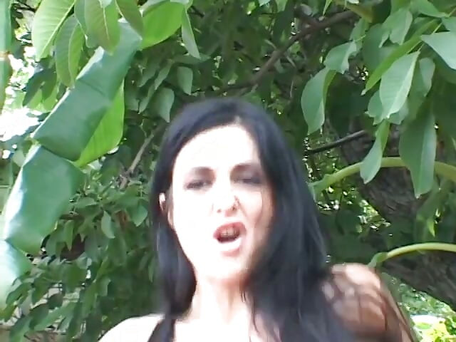 Tesão garanhão fodendo fofa milf com buceta peluda ao ar livre