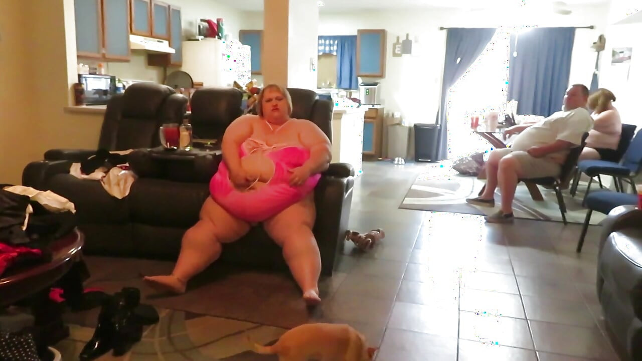 Ssbbw lucki lexxi esfrega sua barriga grande para