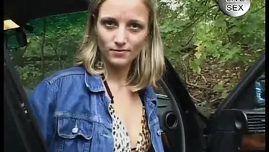 Versaute deutsche blondine zeigt ihren körper