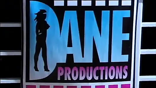 Ateşli esmer ve sarışın kızlar yoğun parmaklama seanslarında