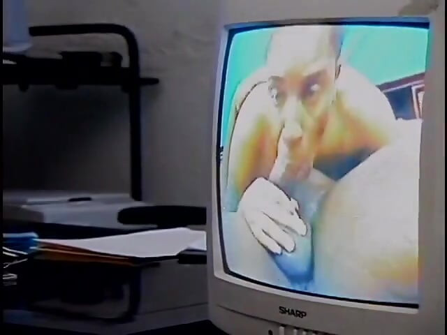 Dva mlada homoseksualna para jebu se na kauču