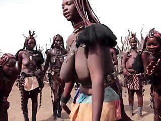 Afrikaanse Himba -vrouwen dansen en zwaaien met hun doorhangende tieten