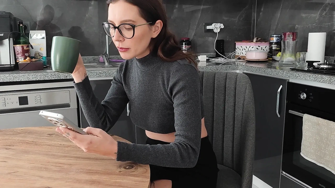 我不会告诉我女儿，但你必须舔我的阴户！