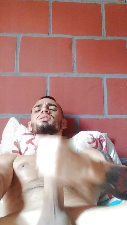 Chuco disfruta de una paja an tes de pararse de su cama