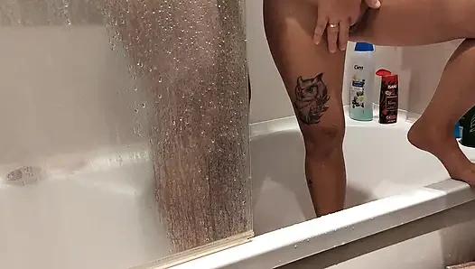 Selbstgedrehte gegenseitige masturbation in der dusche