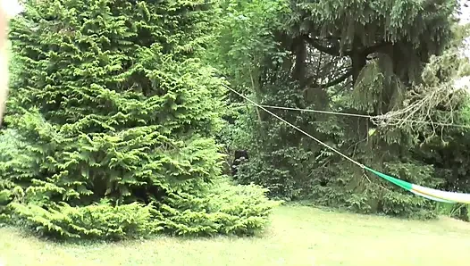 Olgun Kızlar Bahçede Birbirlerine Mastürbasyon Yapıyor Ve Birbirlerinin Vajinalarını Dildo Yapıyor