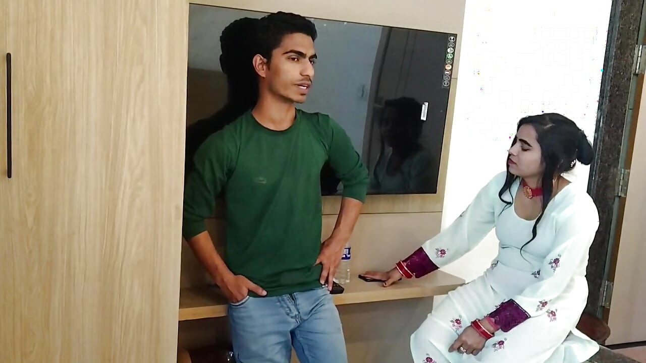 Daniel Bhabhi Seduces TV Mechanic For Sex because she unable to Pay Service