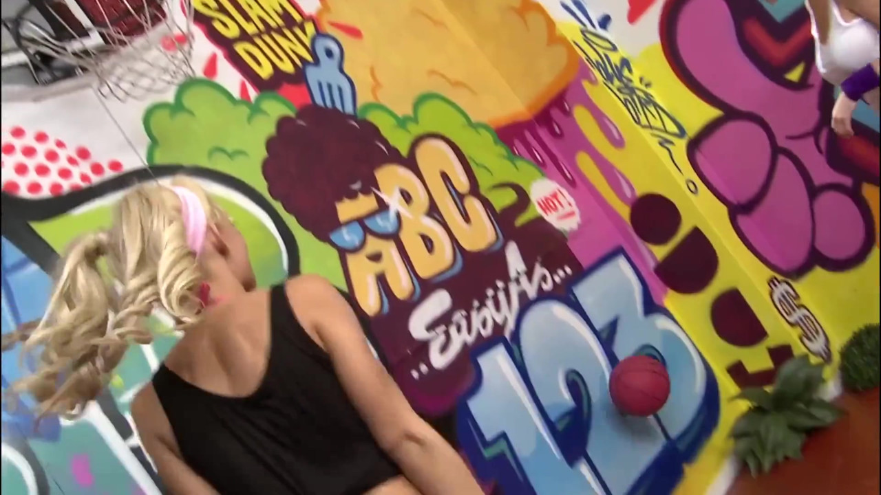 友人でさえ、その金髪の女性には抗えない