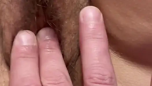 Ich lasse es auf meinen Körper kommen, es füllt mich mit Vollmilch und ich bleibe wieder zurück, ohne zu ficken