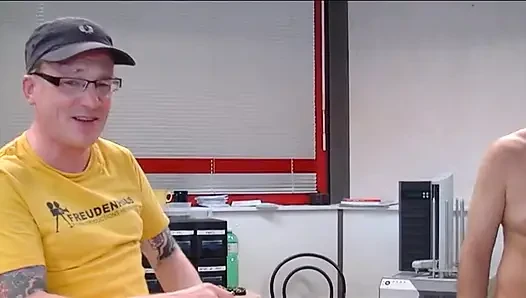 Der rosenknochen-prolaps des blonden schätzchens tropft nach intensivem analspiel