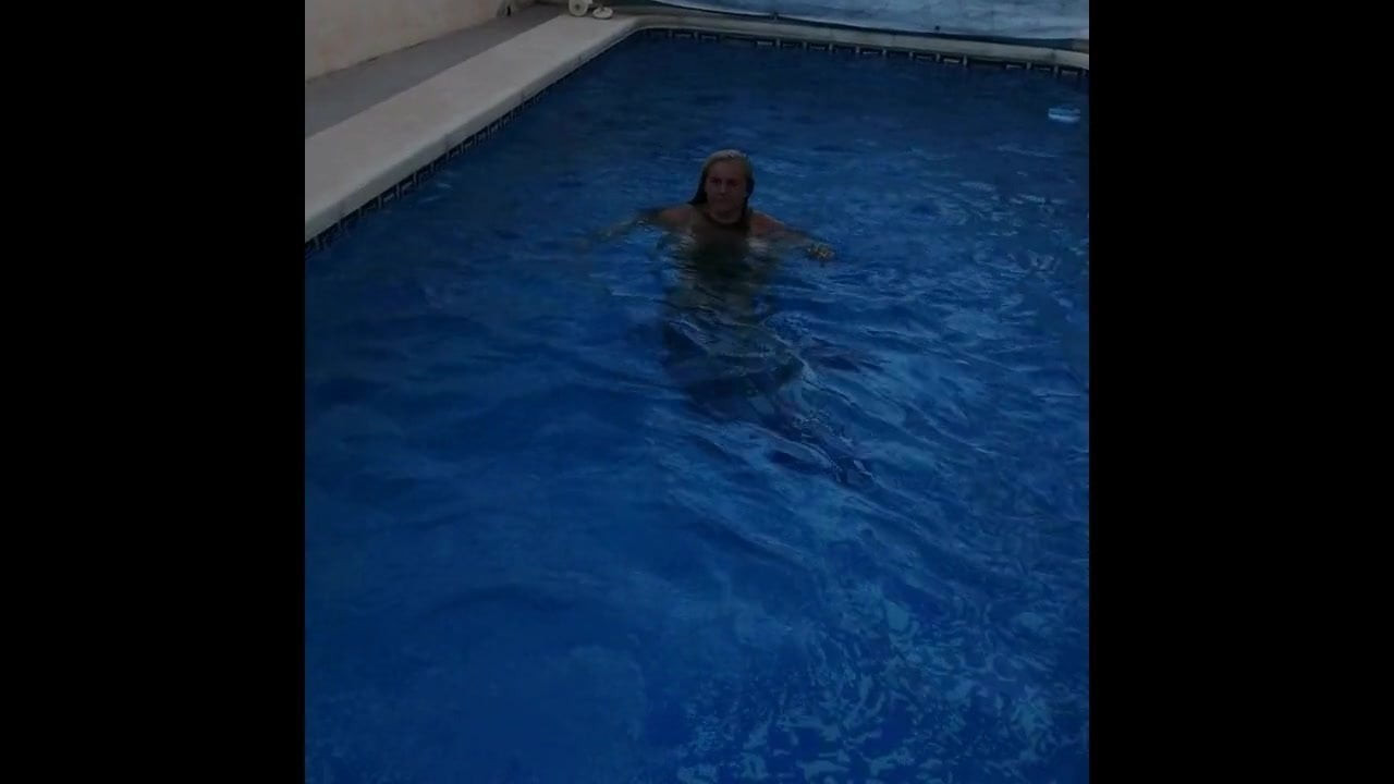 Sexy gordinha madura na piscina