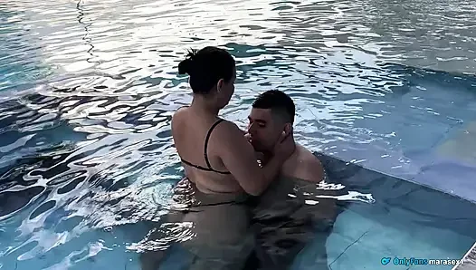 Parti seks havuzu evli kadın eş değiştiriyor