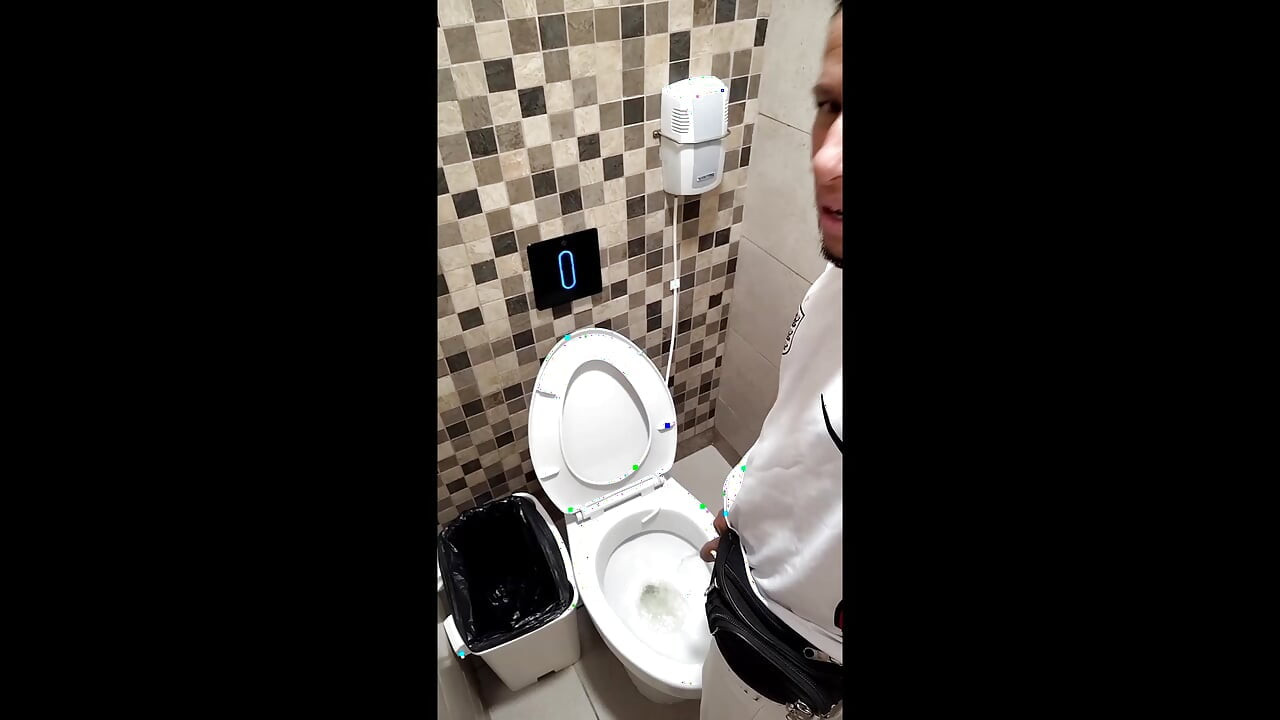MEIN NEUES ABENTEUER IM EINKAUFSZENTRUM. ICH TRAF EINE SCHÖNE, HEIßE UND FREUNDLICHE DAME