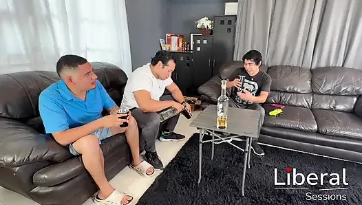 Stiefmutter von ihrem stiefsohn und seinen freunden gefickt