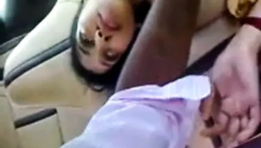 Тамильской молодой жене сиськи отсосали в машине