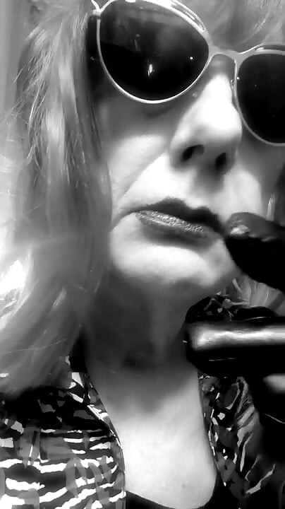 SMOKING VS120 MENTHOLS IN THE BATHROOM - PINK WIG, BLACK GLOVES