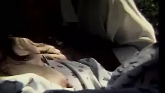 Istri dengan jembut lebat memeknya dientot setelah bersenang-senang di luar ruangan & di bawah kamar mandi