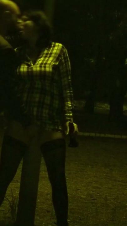 Pareja pervertida se masturba junta en un parque público | Clip 2