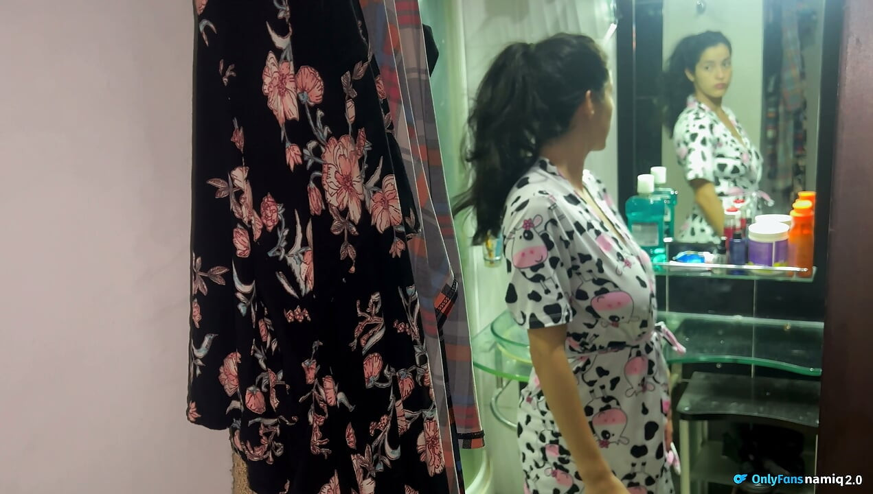 În timp ce se masturbează cu mâna, îi ofer gura mea ca să o umple cu spermă