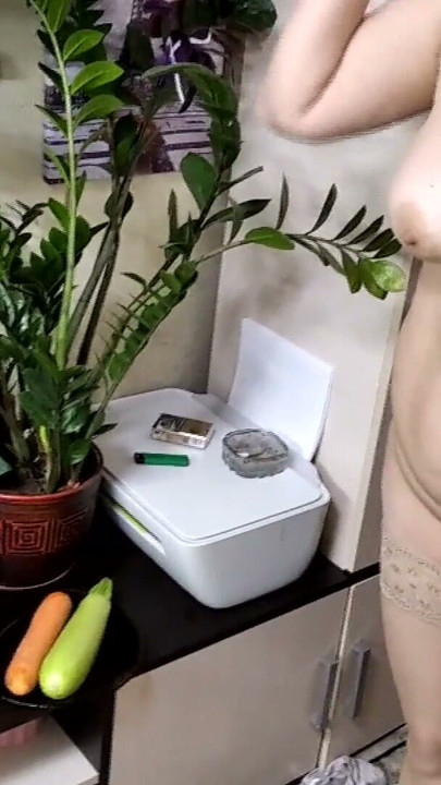 A beautiful mature bitch with a carrot in her wet pussy | Clip 2