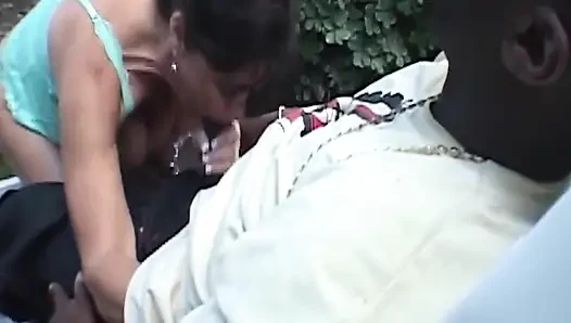 Azgın orta yaşlı seksi kadın açık havada büyük zenci yarağını gırtlağına kadar alıyor